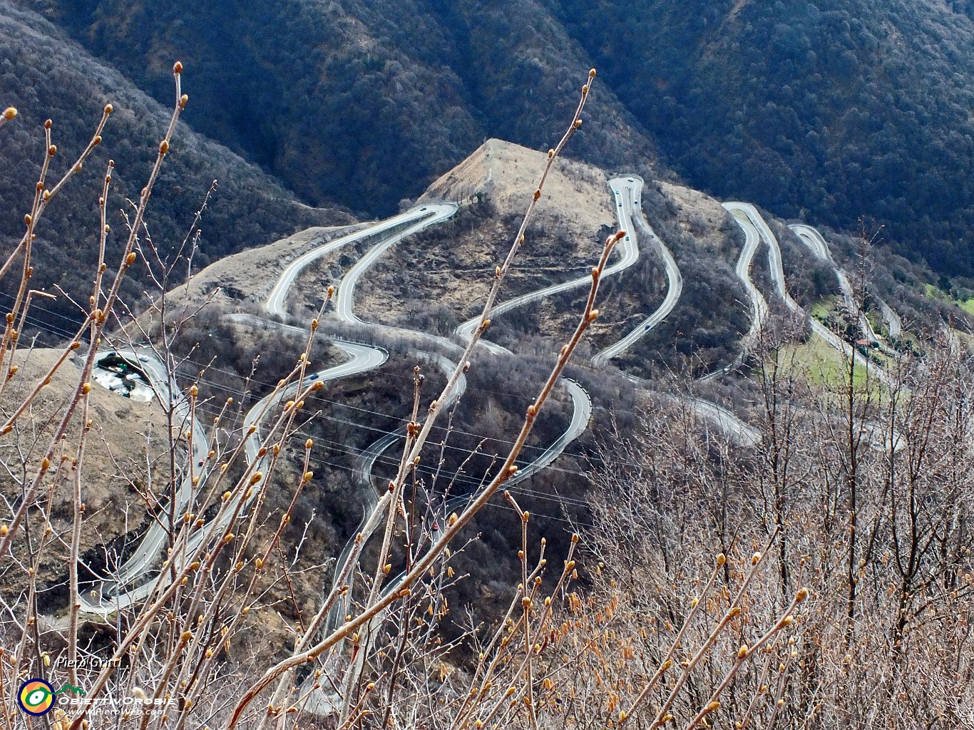 64 Zoom sulla serpentina di tornanti dela strada Nembro-Selvino.JPG